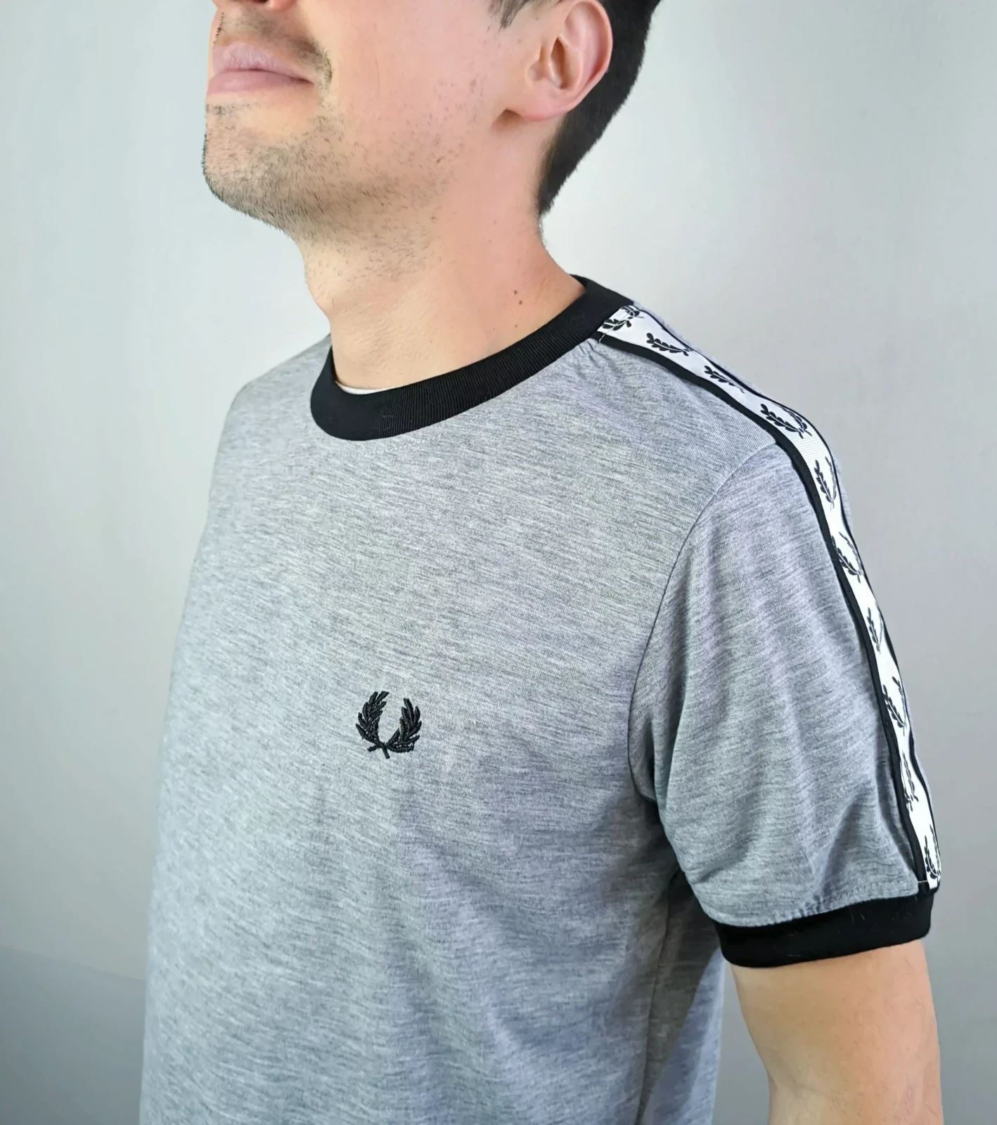 Camiseta gris con negro 