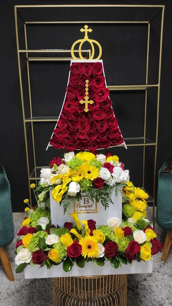 Silueta de virgen con doble jardin