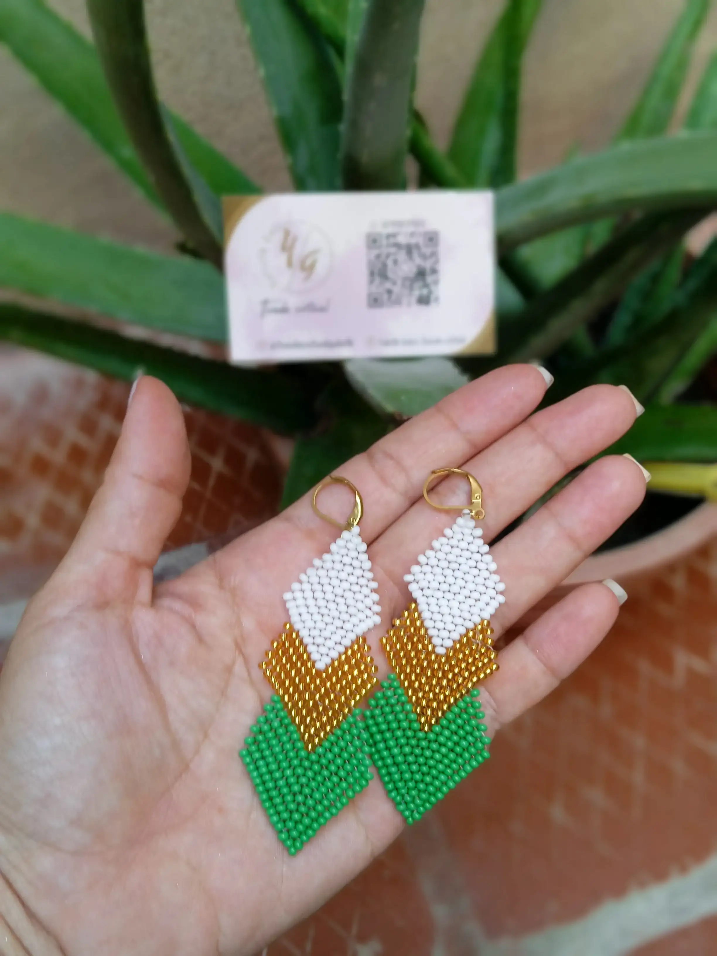 ARETES 3 ROMBOS TONO BLANCO/DORADO/VERDE CALI