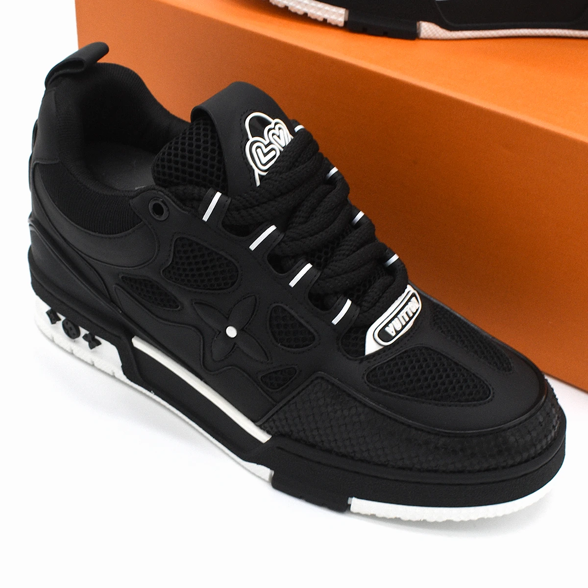 Louis Vuitton LV Skate Sneaker en blanco y negro 8
