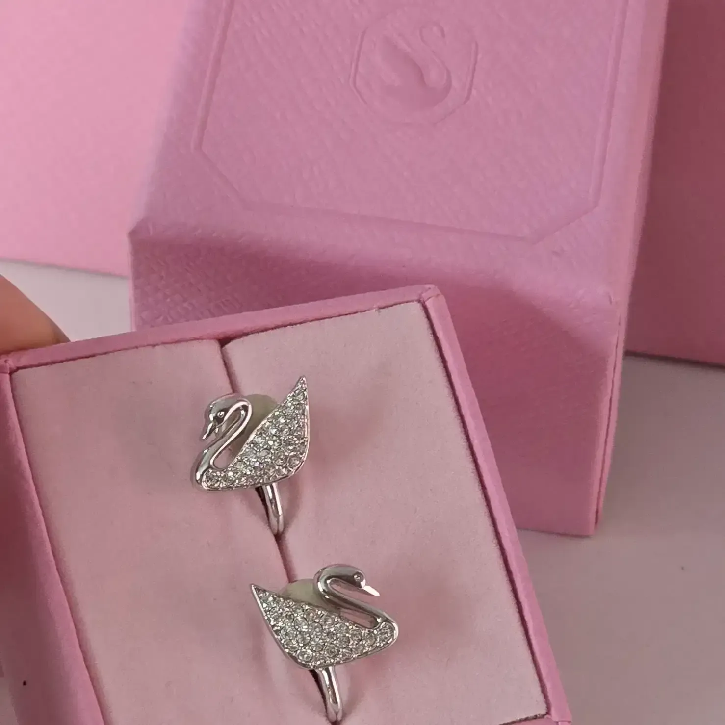 Aros Swarovski swan icon silver tone clips
