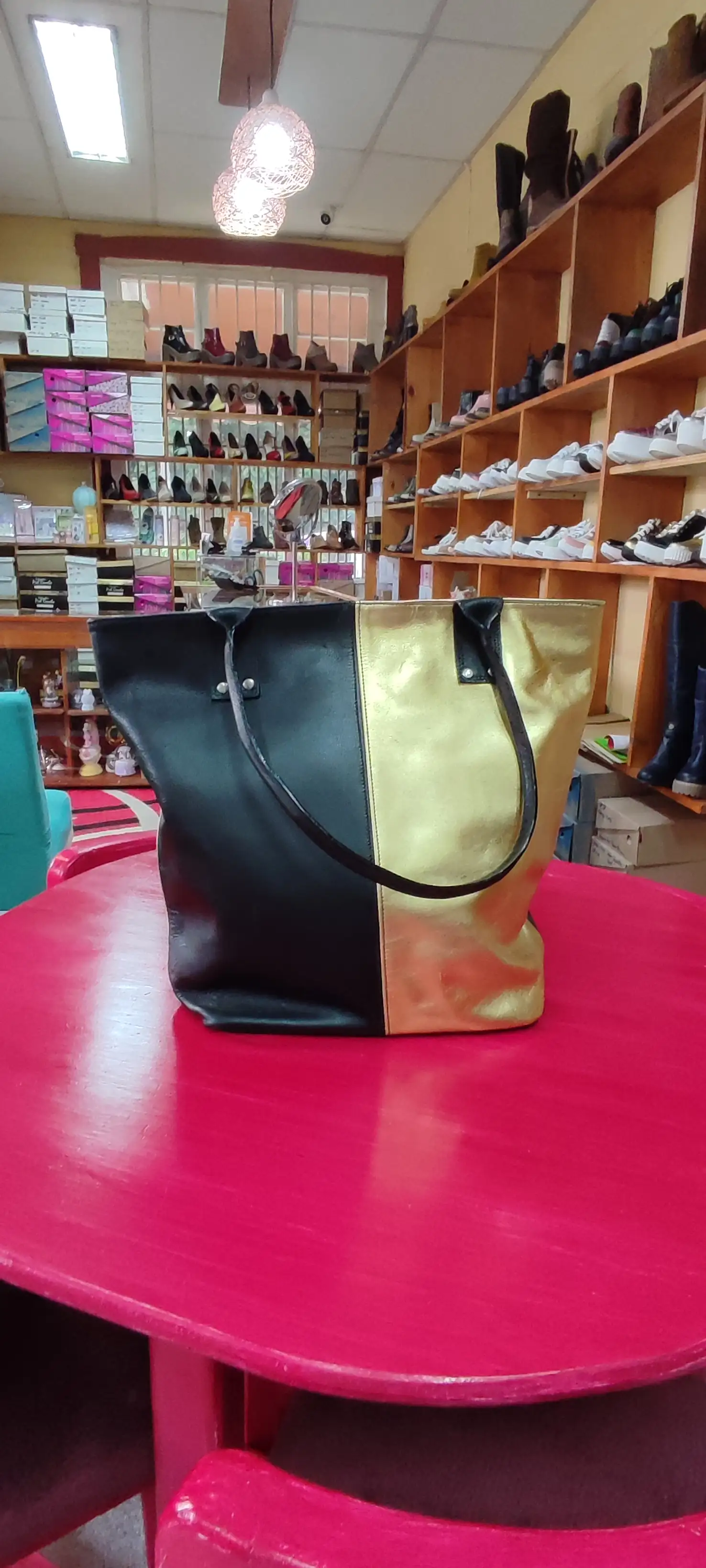 Cartera negro con dorado