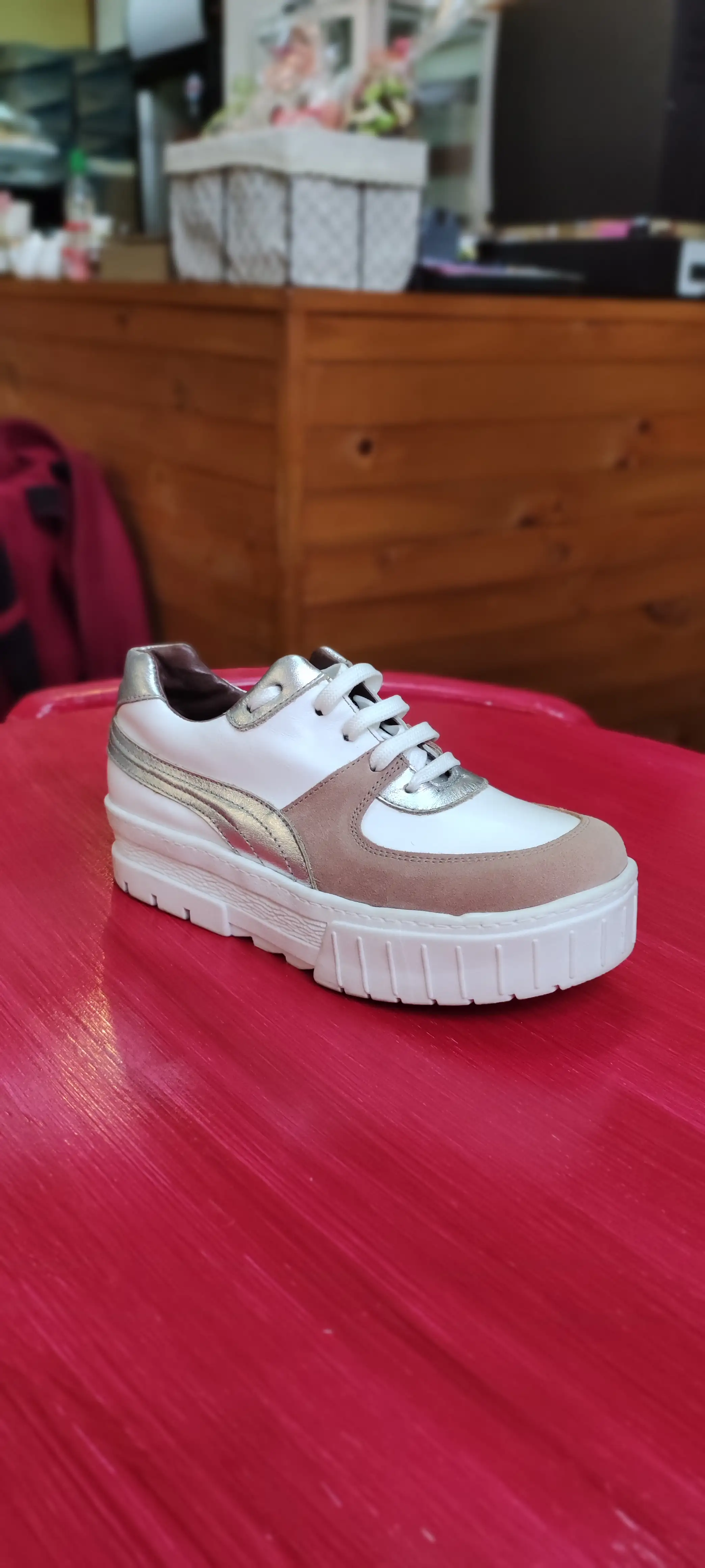 Zapatilla alta blanca con rosada 
