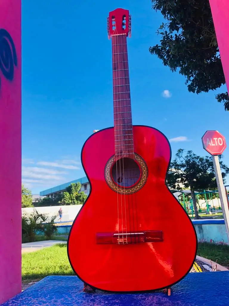 Guitarra color rojo