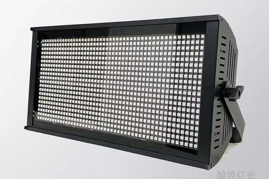 LUZ DE ESENARIO LED - BARRA STROBOSCOPICA SEGMENTADA RGB DE 1000W            PRECIO: 1250BS UNIDAD      ENVIOS A TODA BOLVIA Las luces de escenario stroboscopicas utilizan una fuente de luz LED de 1000W y tecnología RGB de color completo, con 1000 LEDs 5050 SMD integrados para lograr un alto brillo y una larga vida útil. Admite control de señal DMX512, modo maestro-esclavo y modo de control por voz, lo que las hace ideales para crear efectos de iluminación en diversos entornos como escenarios, banquetes y bares. Las funciones incluyen efectos de flash y persecución (chase).