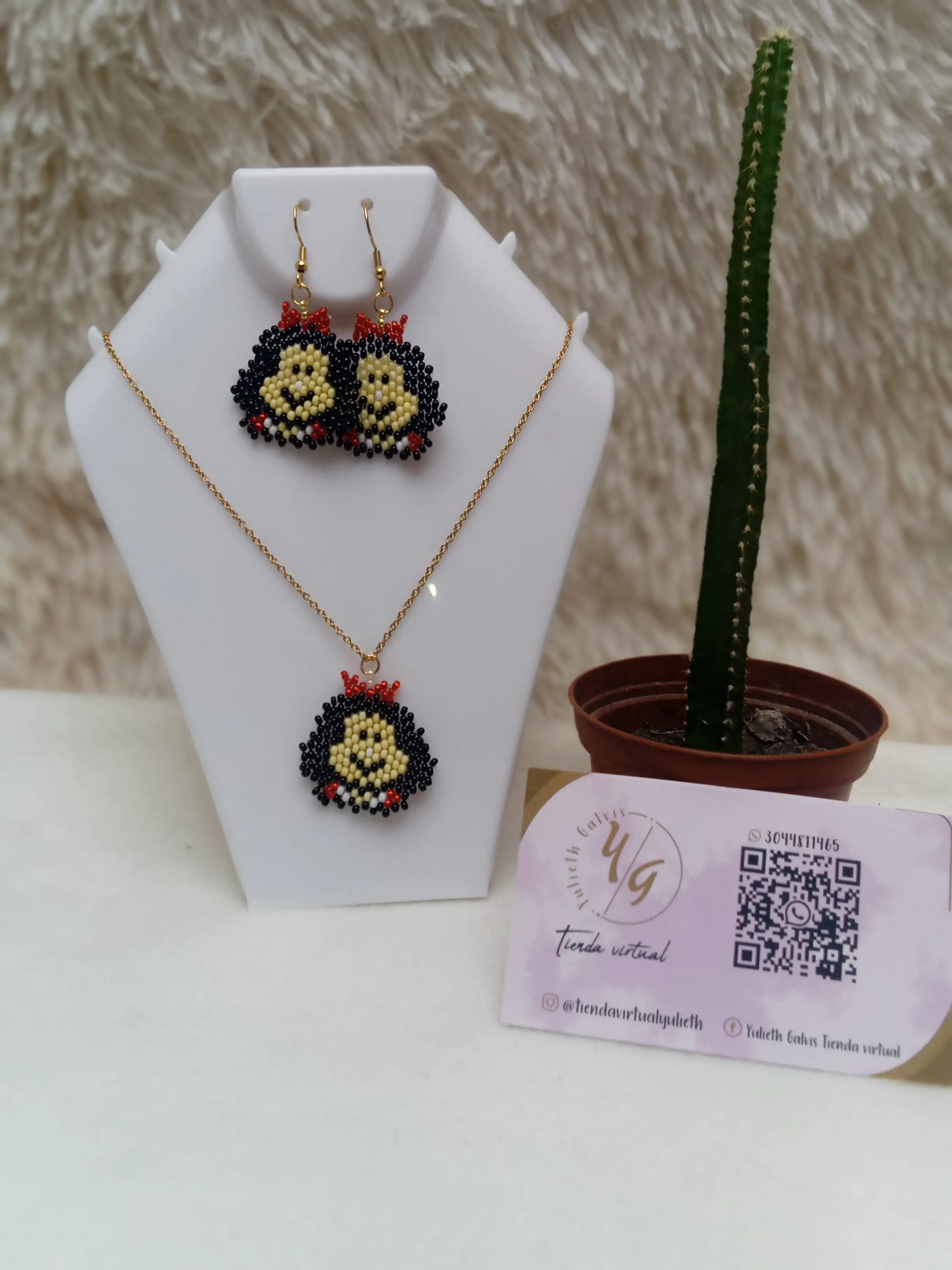SET DE COLLAR Y ARETES DE MAFALDA