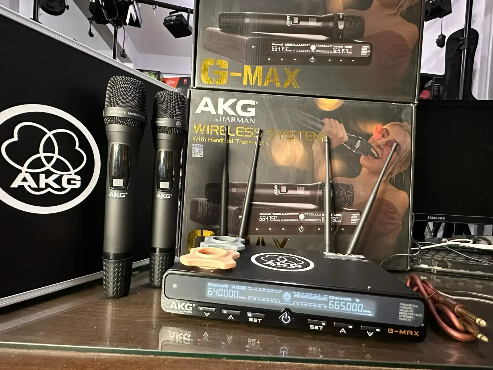 AKG G-MAX BY HARMAN EL AKG G-MAX suoer al akg duos, tiene frecuencia cambiable ademas de estructura metalica en los microfonos y el receptor, tiene una distancia real de 179 Metros, incluye pilas AA 4 antenas, conector a corriente, cable plug  El receptor tiene entradas canon y plug  INCLUYE MALETIN DE TRANSPORTE 4