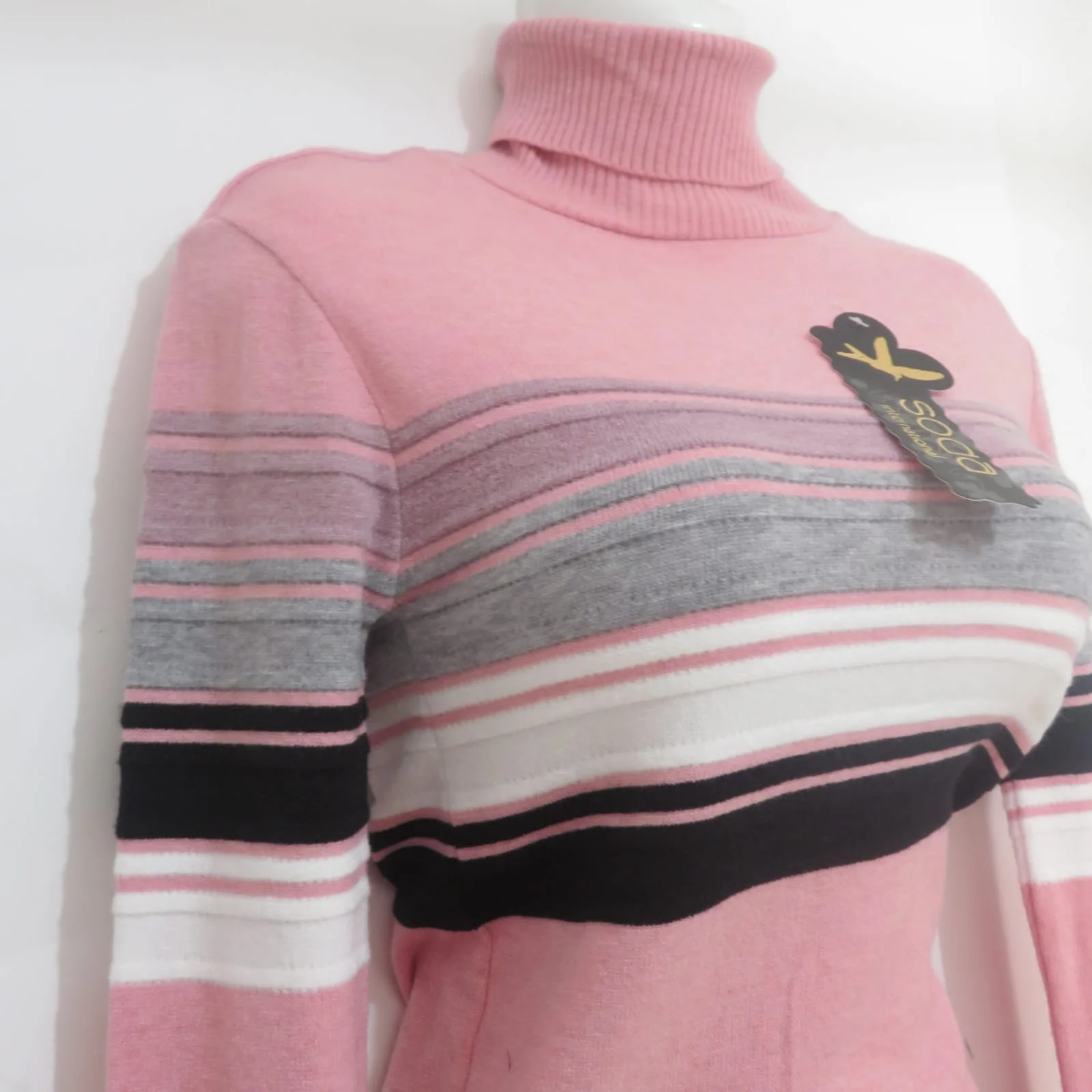 Blusa tipo suéter rosa con rayas  4