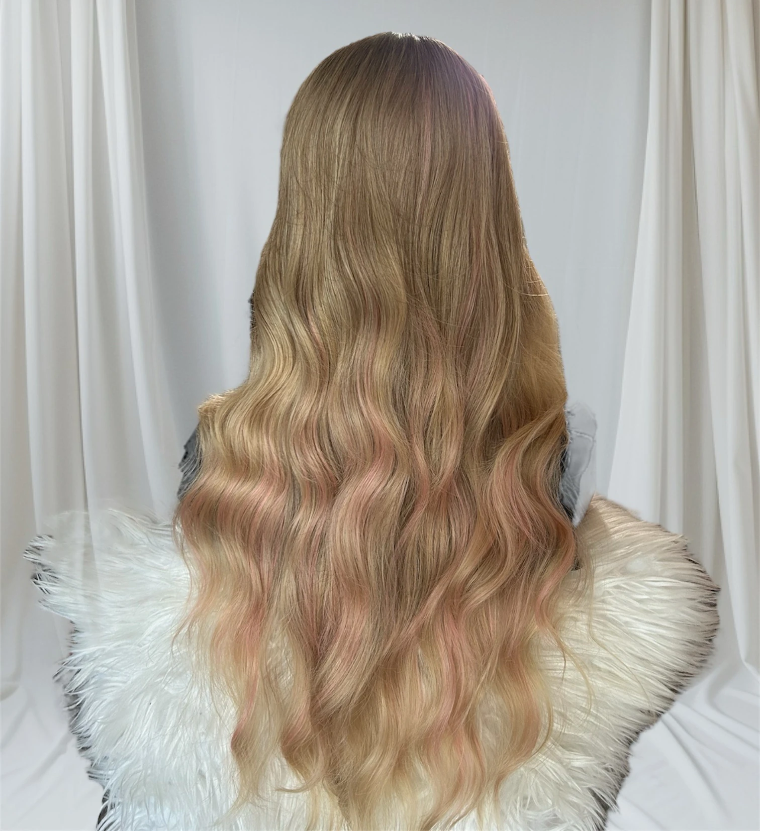 Peluca Semi Natural 26” con reflejos rosados  2