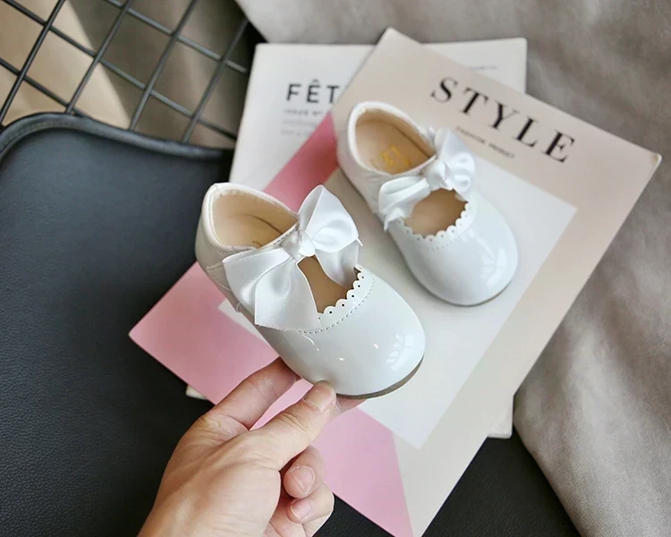 ZAPATITOS BLANCOS LAZOS 3