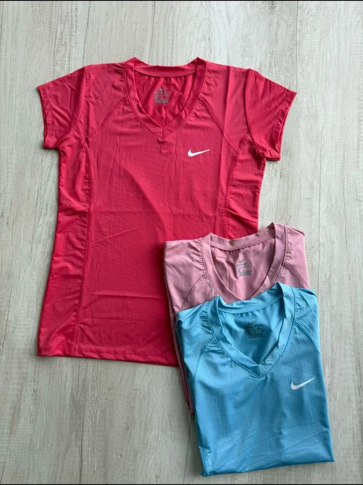 REMERAS CUELLO V 