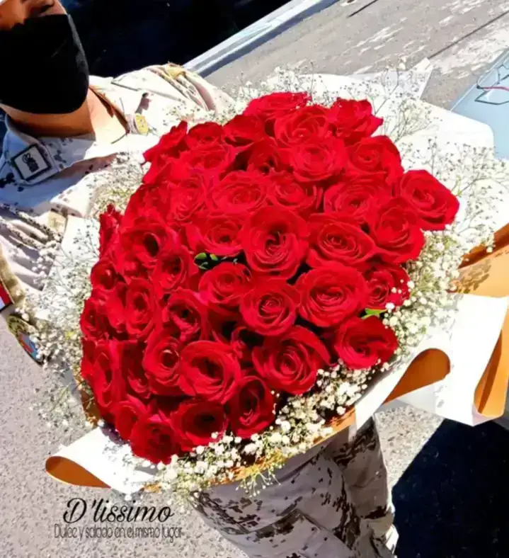 Desayuno/ ramo de 50 rosas  3