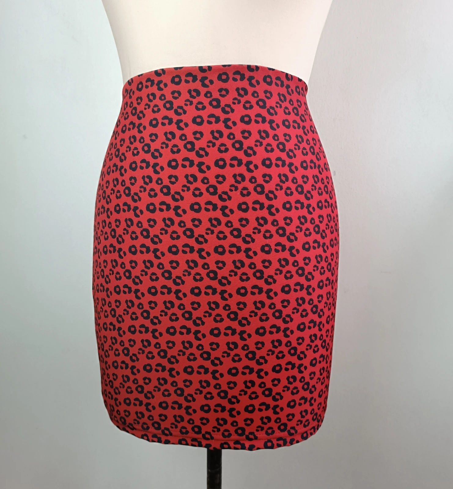 Falda roja con animal print  2