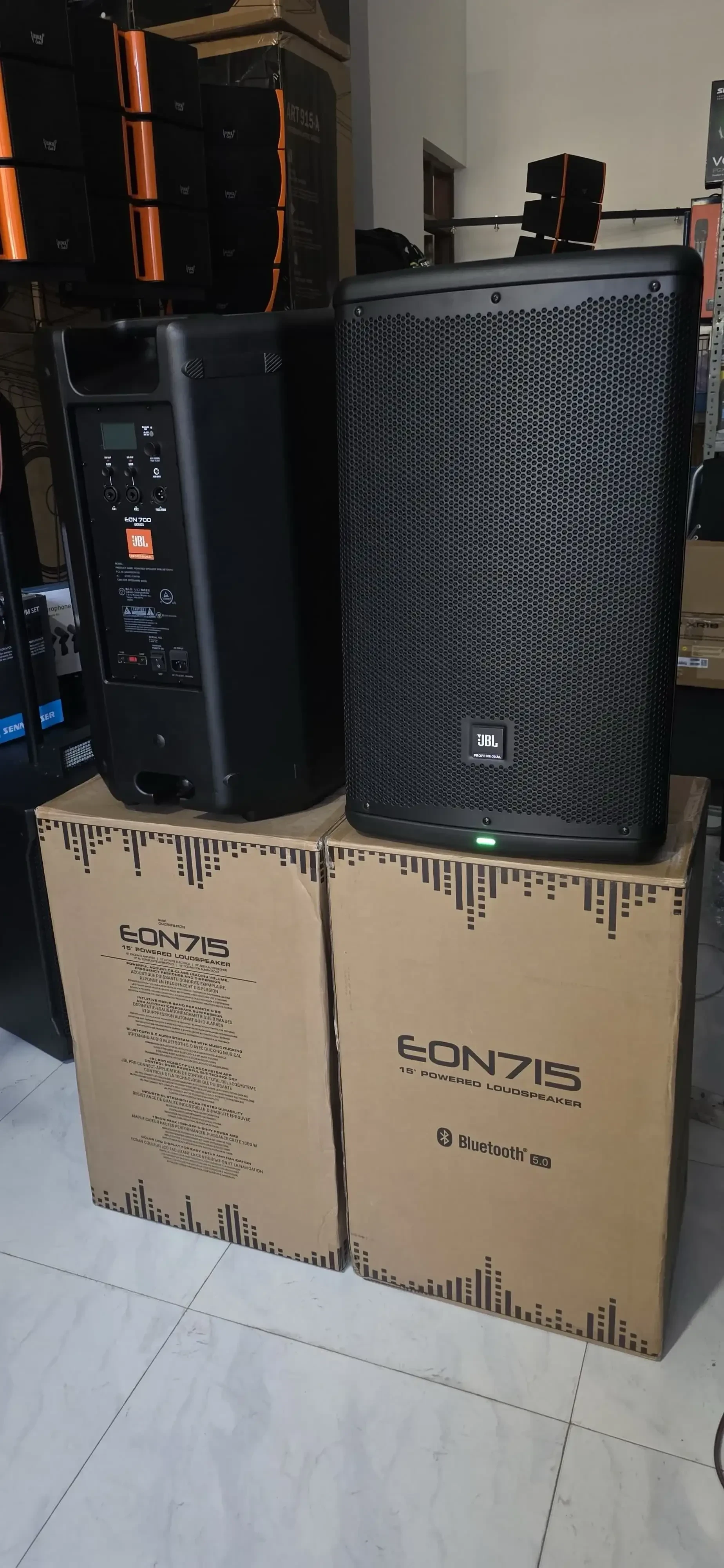 JBL EON 715 REPLICA EXACTA CARACTERISTICAS   generales Potencia nominal (W, continua) 650 Potencia nominal (W, pico) 1300 Respuesta de frecuencia Hz (±3 dB) 55 - 20,000 SPL máximo (dB pico) 128 Patrón de cobertura (nominal) 90° x 60° 5