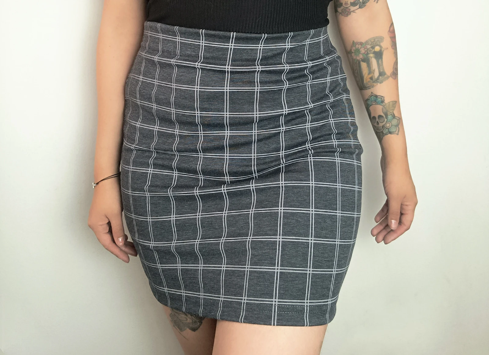 Falda gris con cuadros blancos 