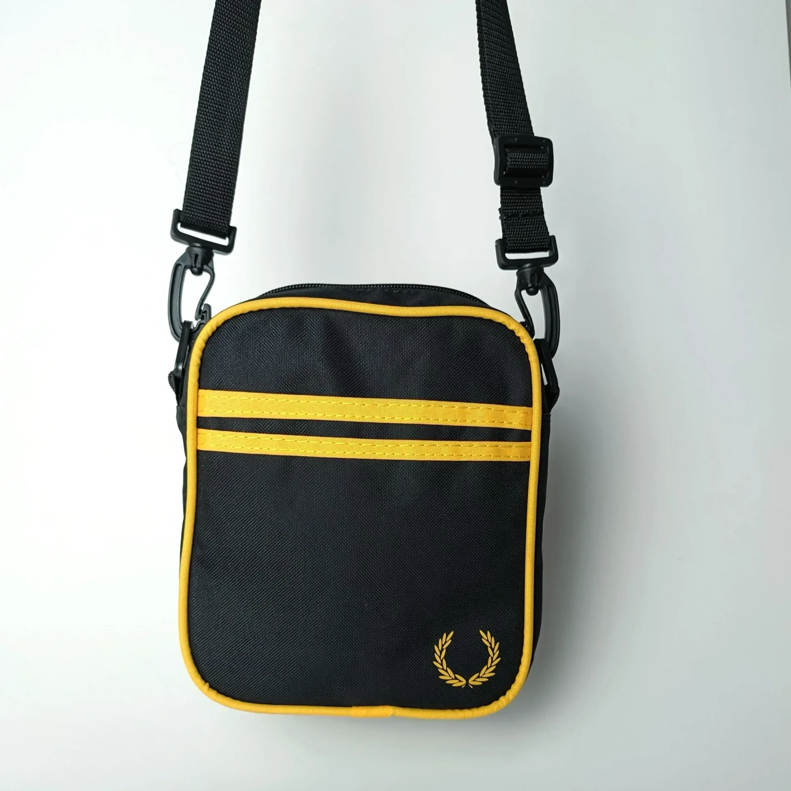 Carriel pequeño negro con amarillo