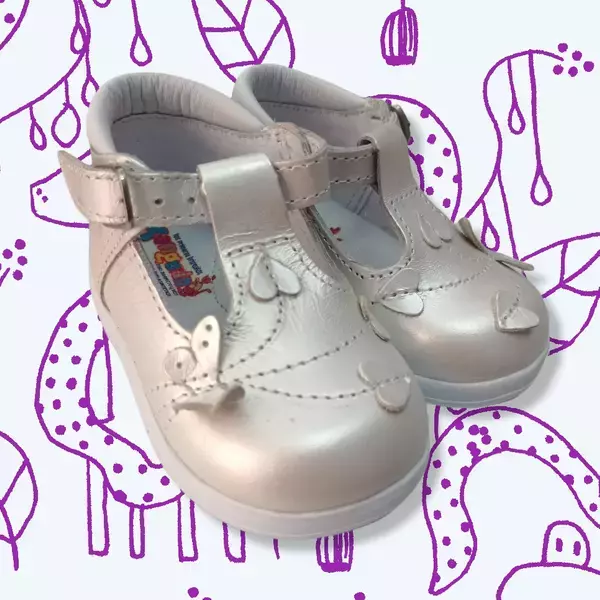 Zapato para niña color beige con corazones. 
