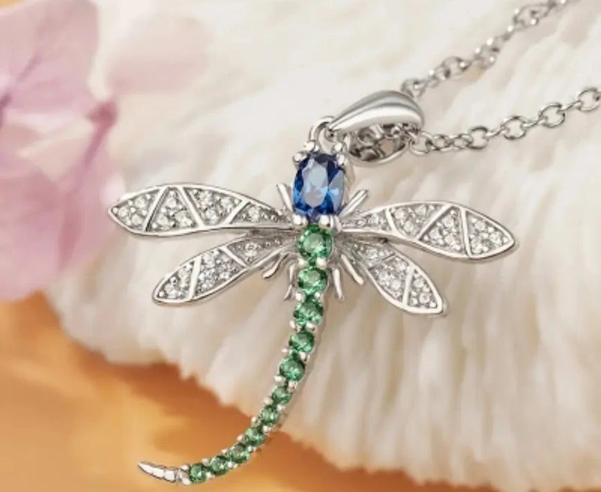 Dije con cadena