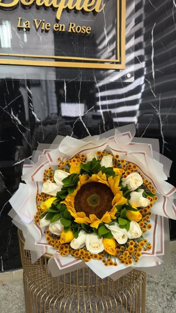 Ramillete primavera (rosas y 1 girasol) 2