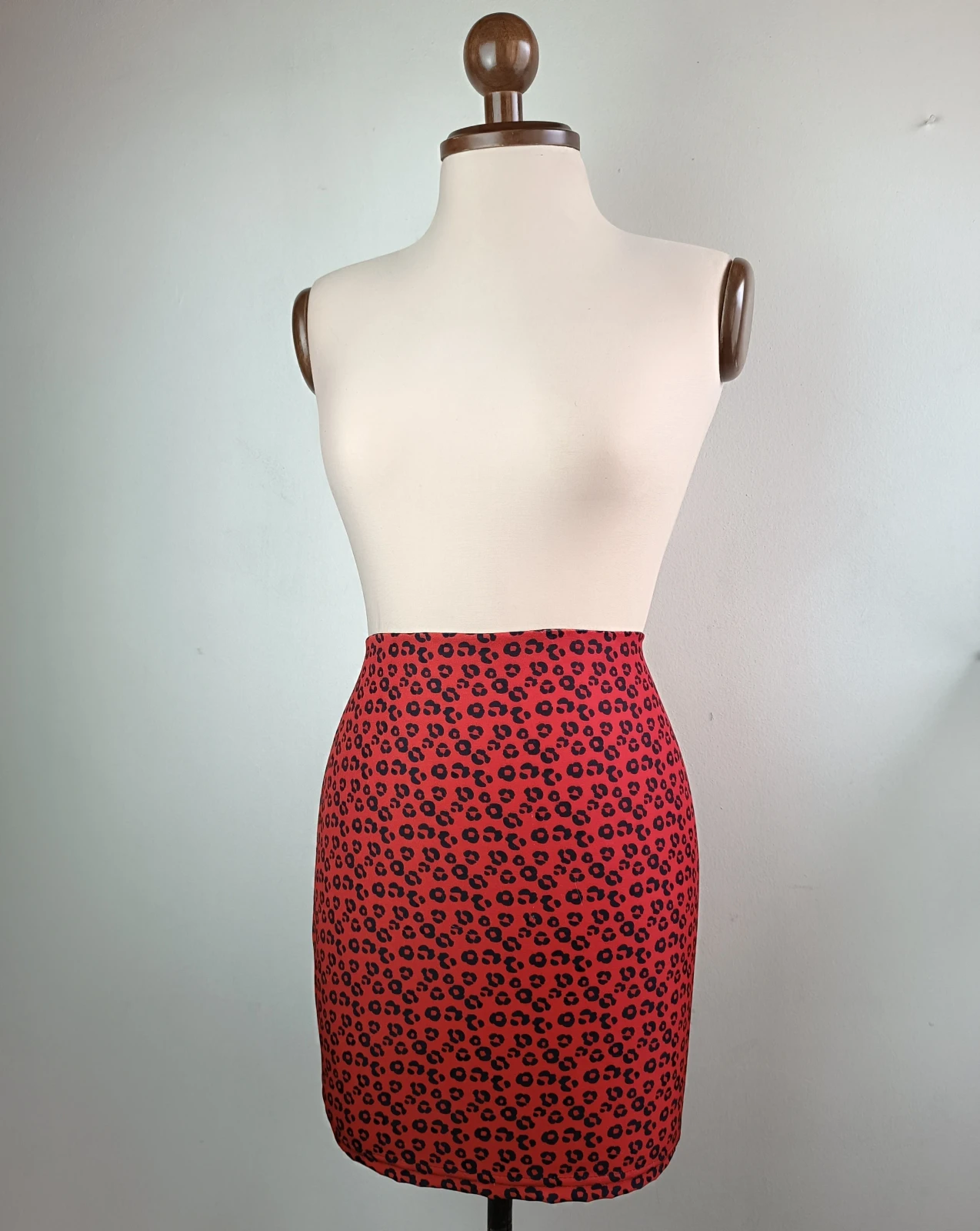 Falda roja con animal print 