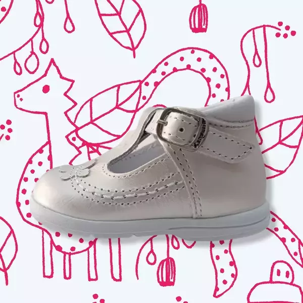 Zapato para niña color beige con mariposa.  4