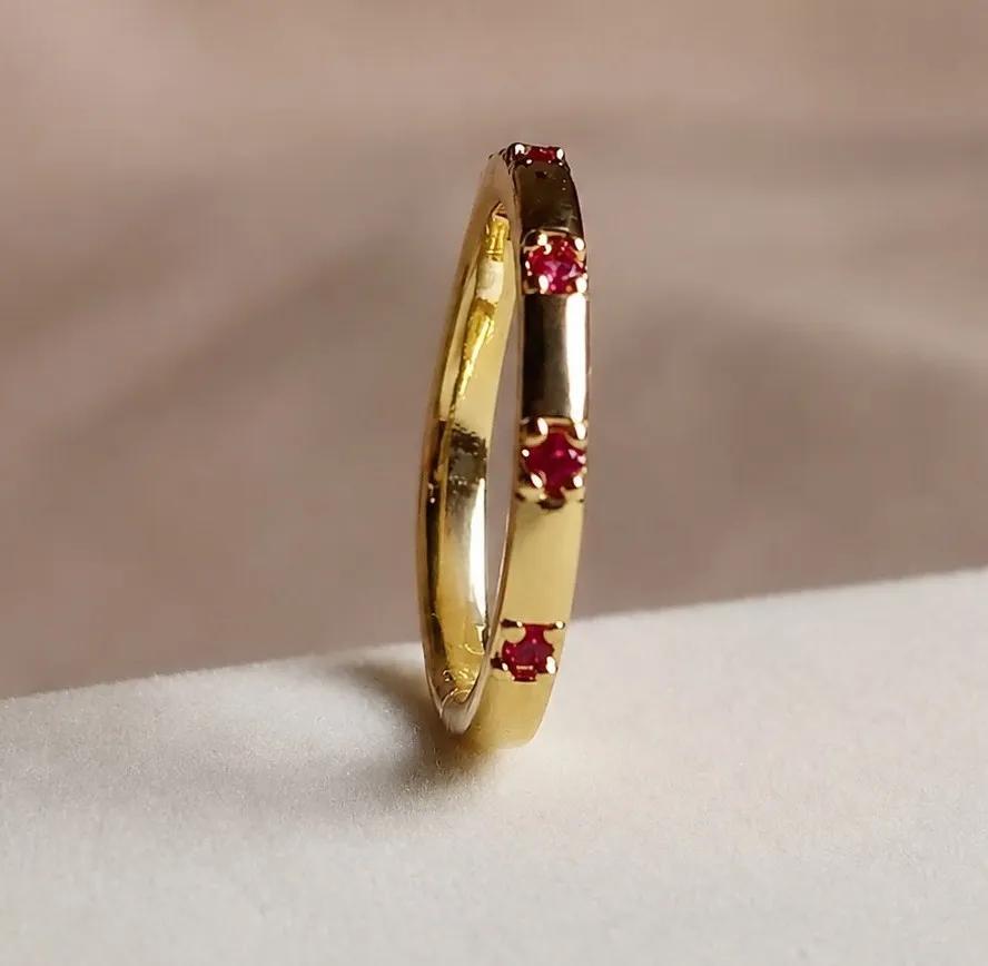 Anillo liso piedra fucsia