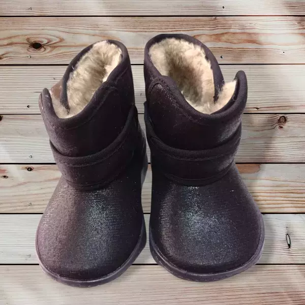 Bota negra de piel para niña.  2
