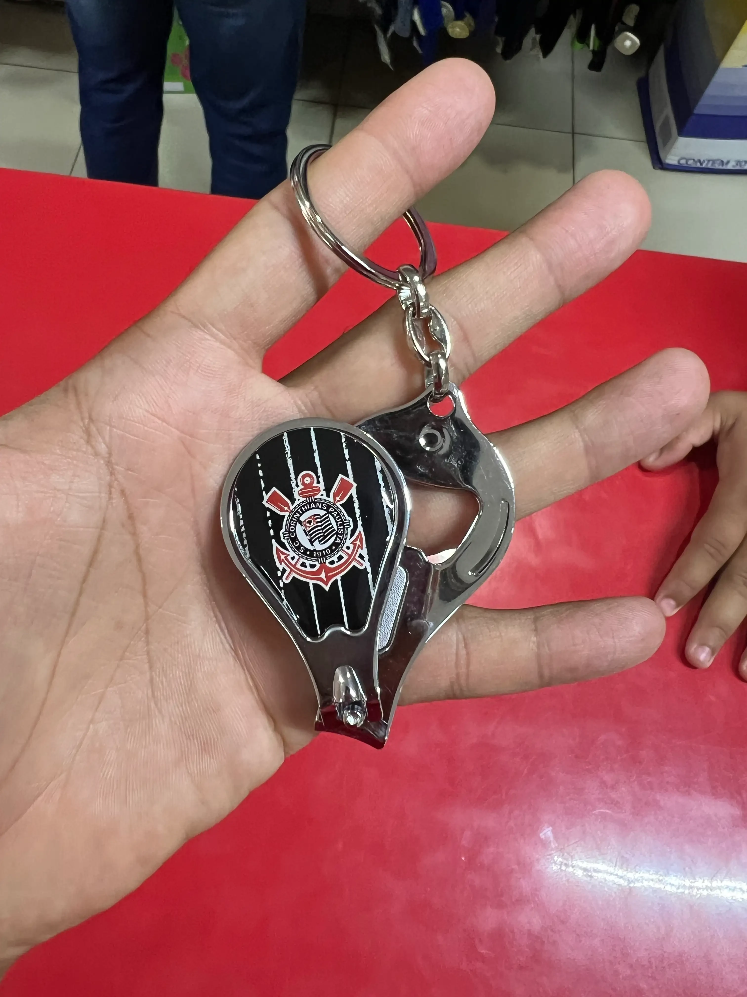 Cortador de unha com chaveiro 
