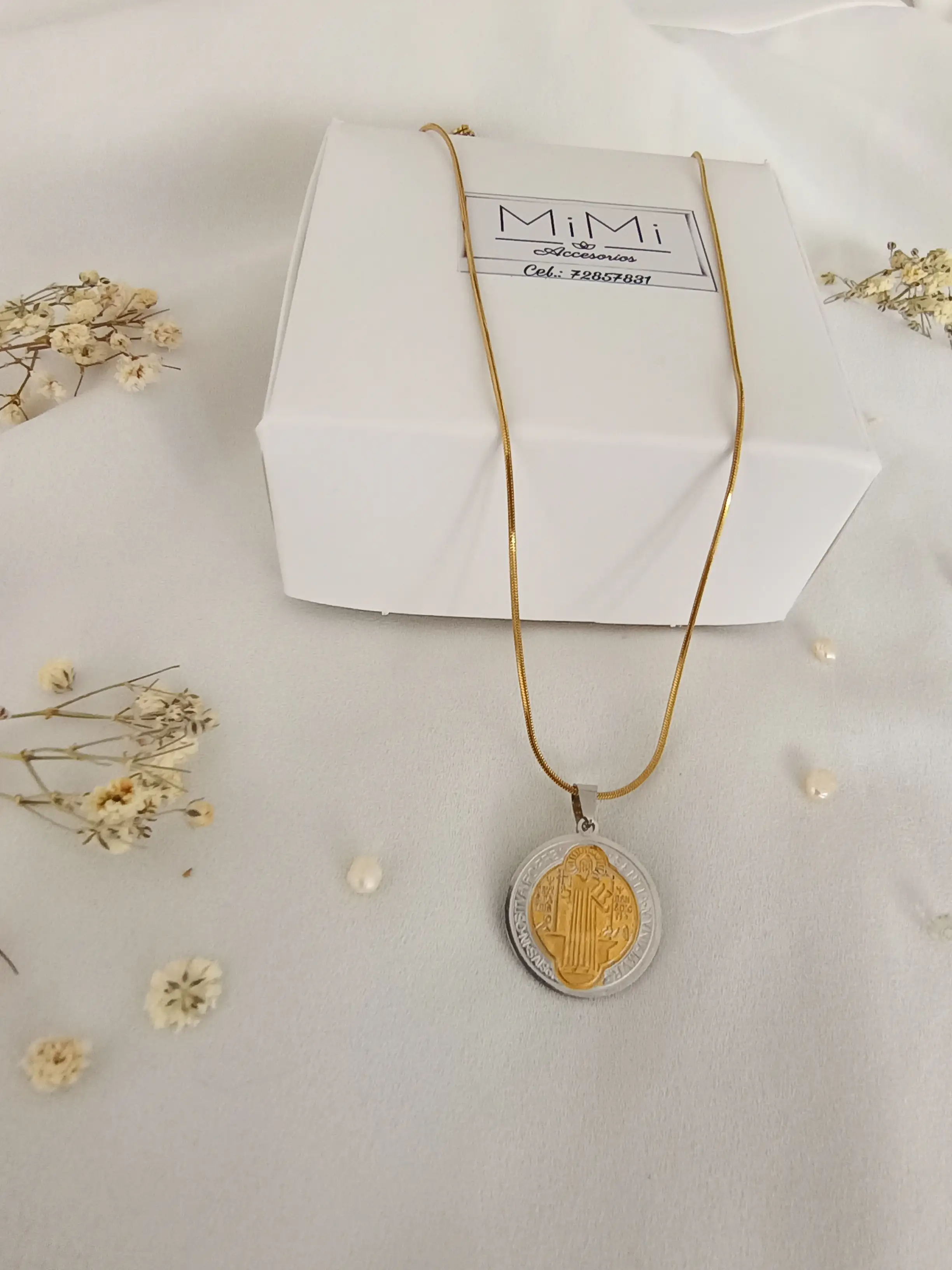 Cadena con dije de san Benito en acero inoxidable 