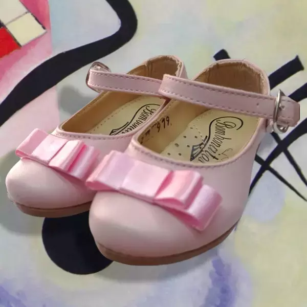Zapato rosa para niña, con listón. 