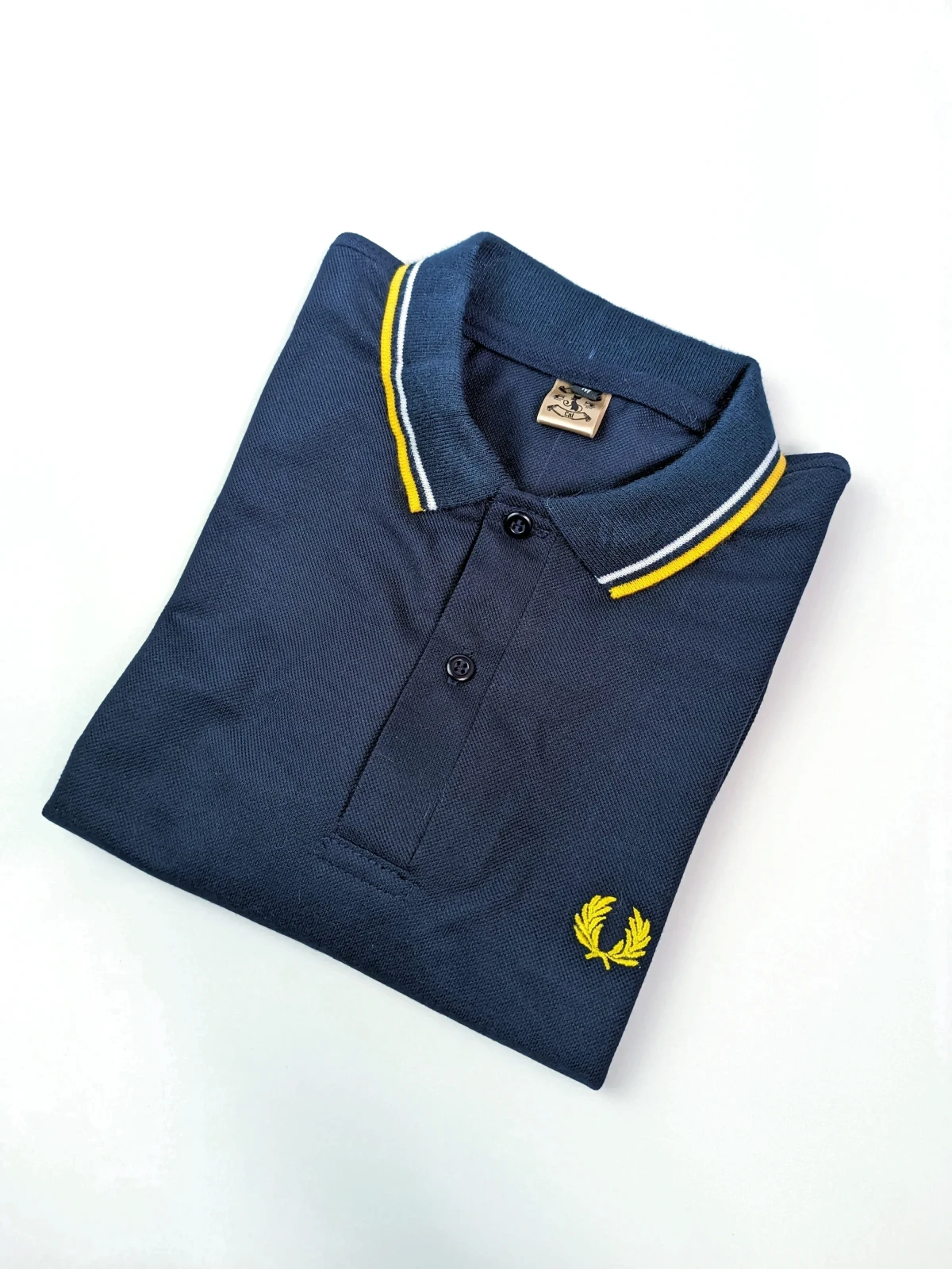Camisa polo azul oscuro con amarillo 2