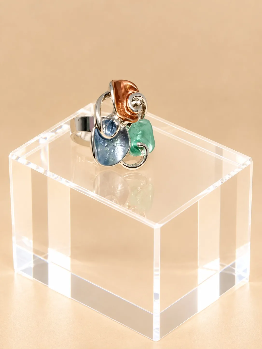 Anillo de conchitas esmaltadas