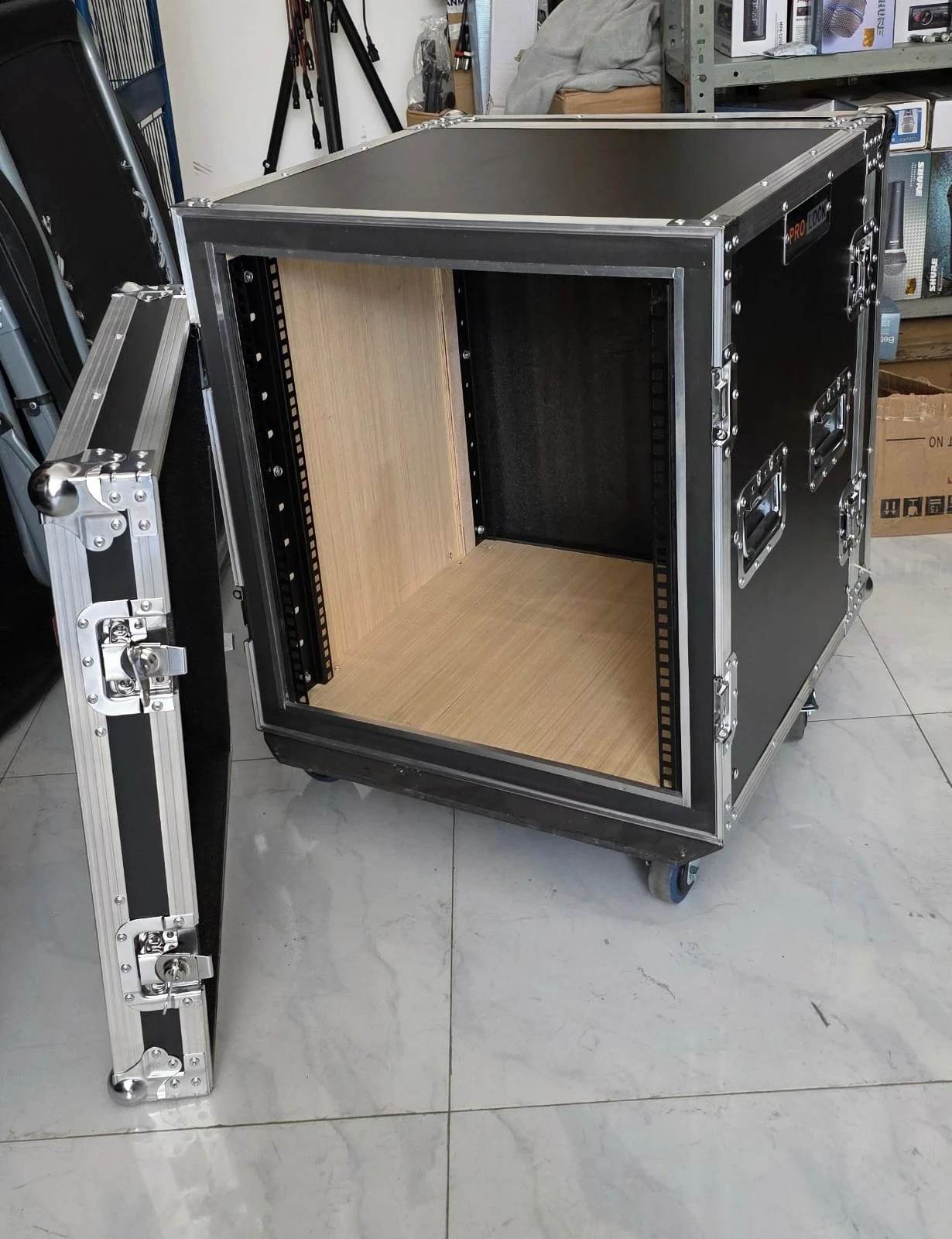 📦RACK PARA PODER 12U📦 (12 espacios) PA/DJ Road/Rack Case🔊🔊       PRECIO:  2780BS.💸     ENVIOS A TODA BOLVIA 🇧🇴  La funda de vuelo PRO LOCK  está diseñada para satisfacer las necesidades de músicos y profesionales de audio profesional. La caja del estante viene con madera contrachapada reforzada con aluminio y esquinas de metal para proteger tu equipo cuando estás en movimiento. Está equipado con espacio en rack de 12U y una profundidad estándar de 21 pulgadas.  Sus cubiertas delanteras y traseras extraíbles proporcionan un acceso fácil y máximo a los rieles del rack. Mejor aún, sus cierres giratorios resistentes mantienen tus engranajes firmemente bloqueados y sus asas de goma junto con ruedas hacen que sea fácil de transportar. 6