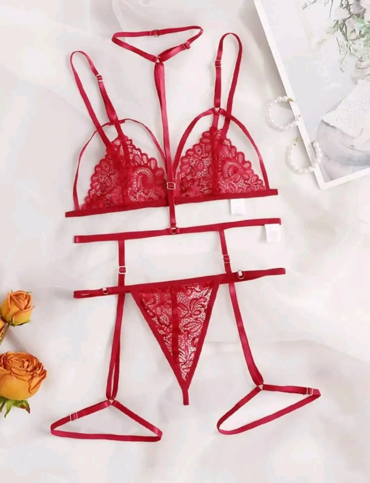 Set de lencería con liga, gargantia y encaje floral. 