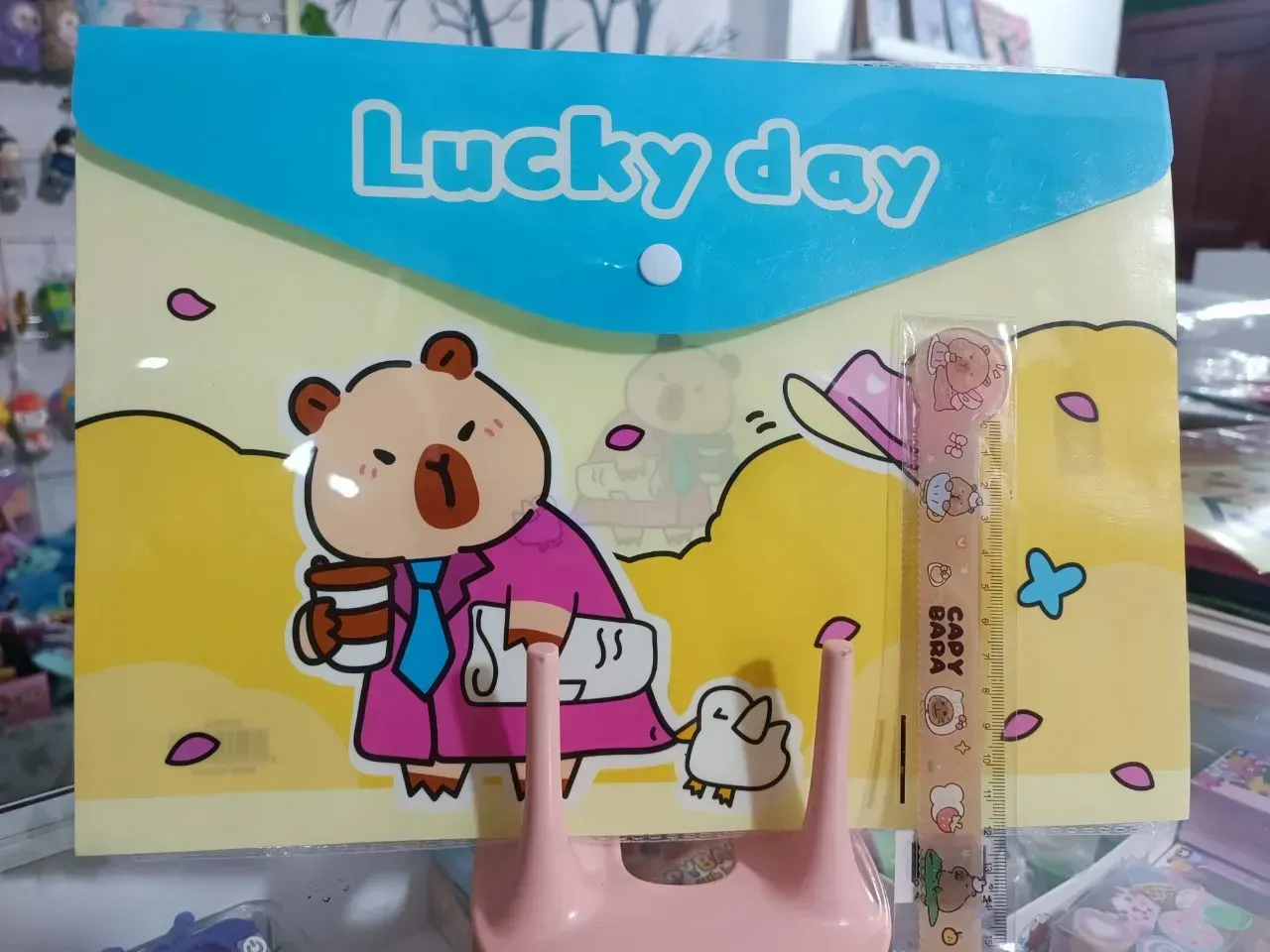 Carpeta tipo sobre. CAPIBARA. Más regalo 3