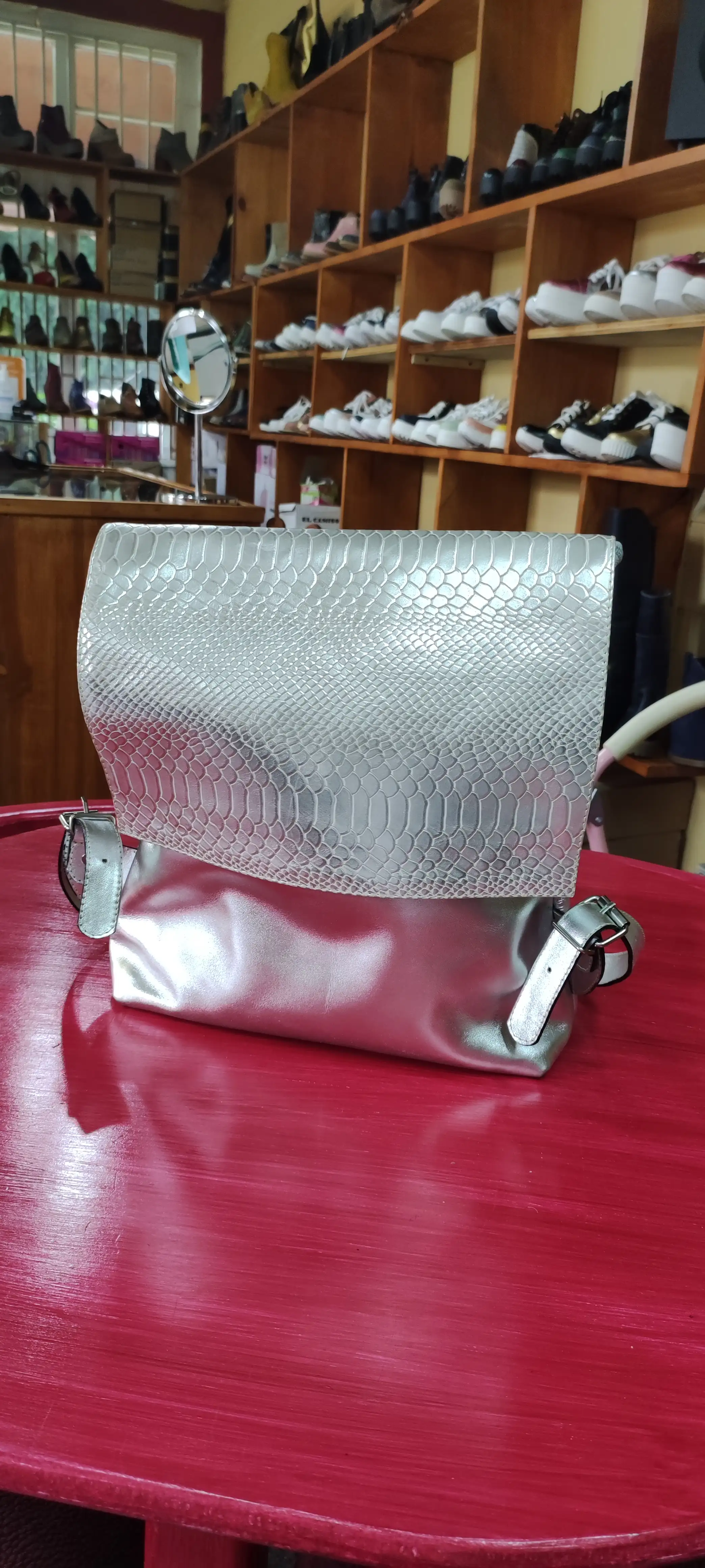 Mochila con tapa plateada