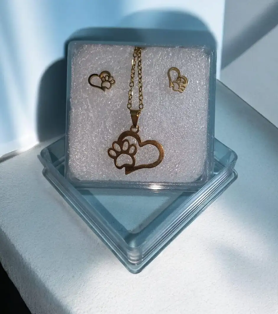 JUEGO DE COLLAR Y ARETES CORAZON CON HUELLA
