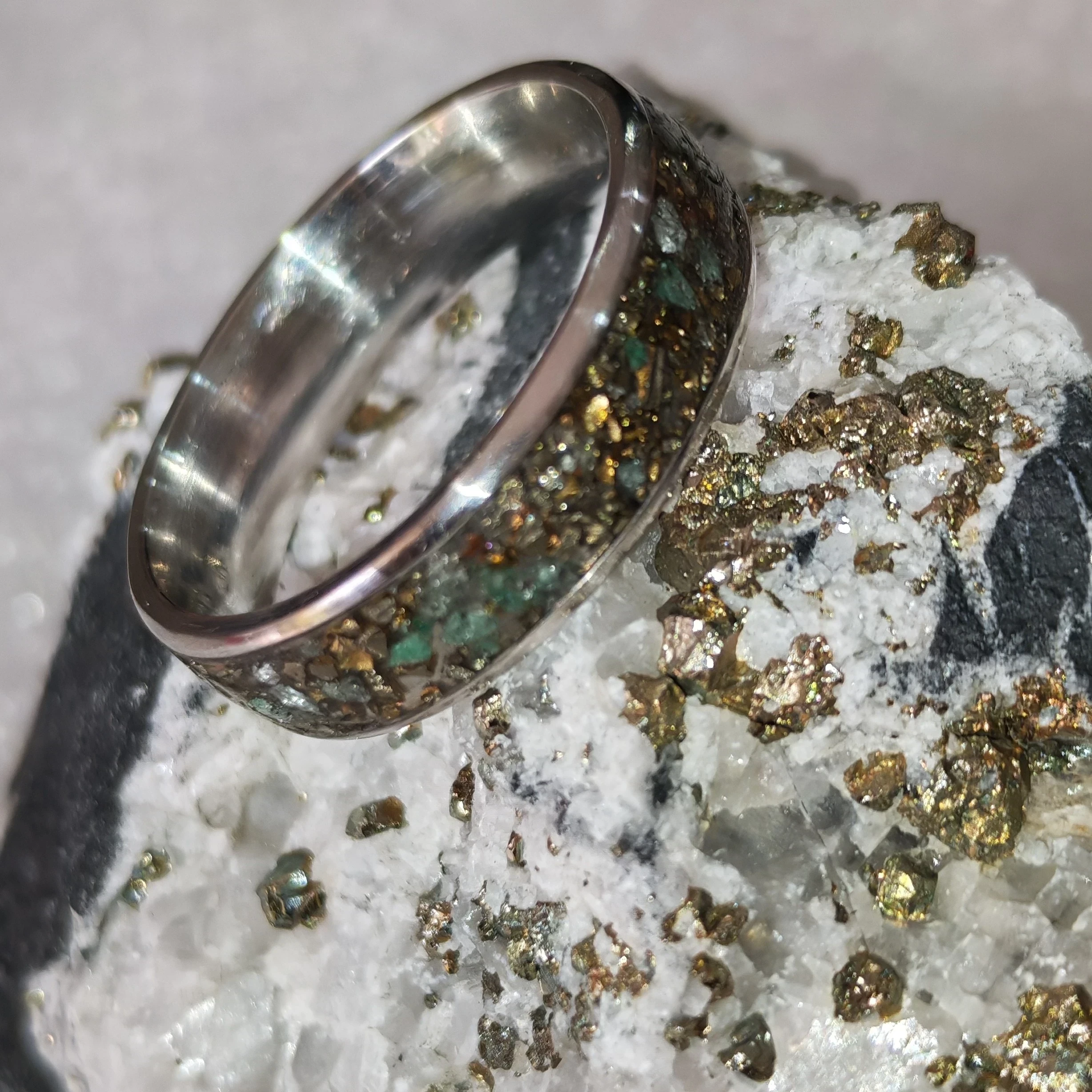 Anillo de Esmeraldas y Pirita Talla 11