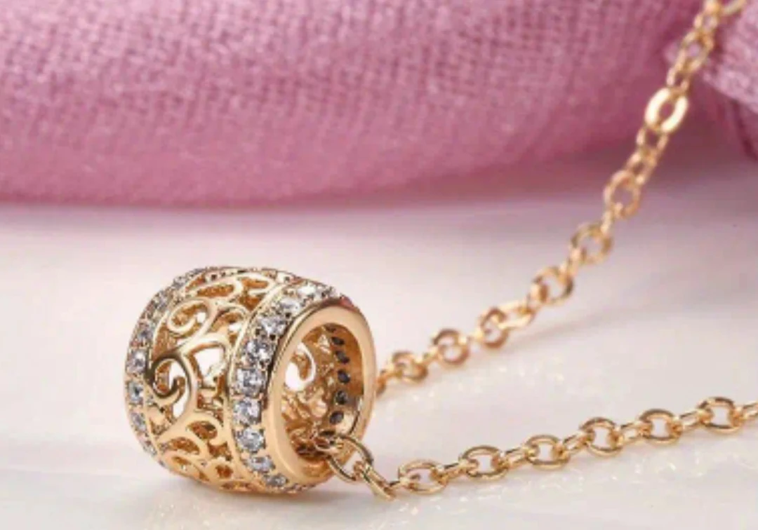 Dije con cadena 