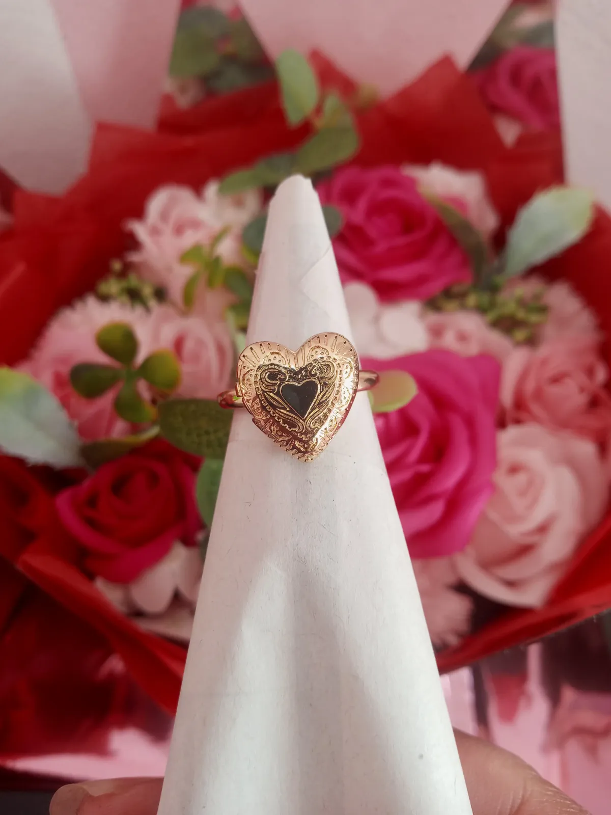 Anillo relicario en forma de corazon