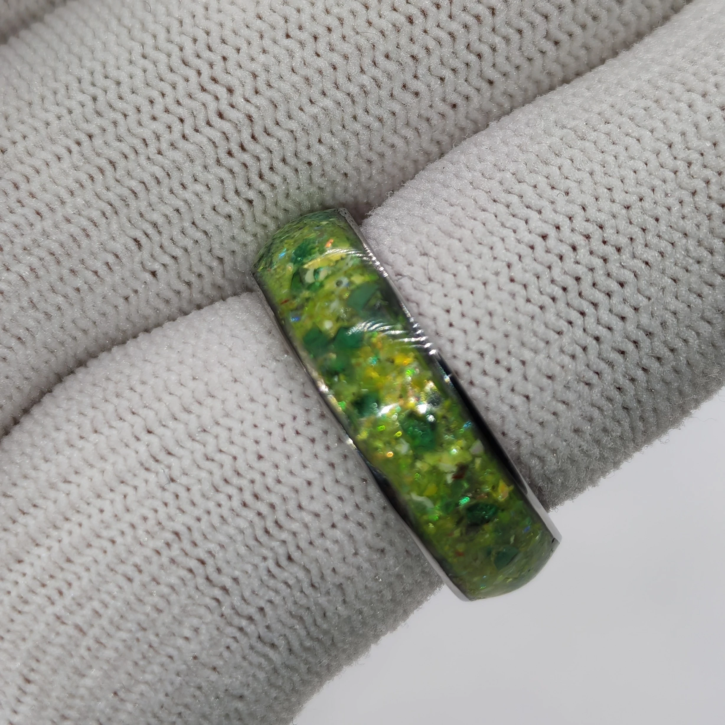 Anillo talla 6 con Esmeraldas y Destellos de Mica Verde Boreal 2