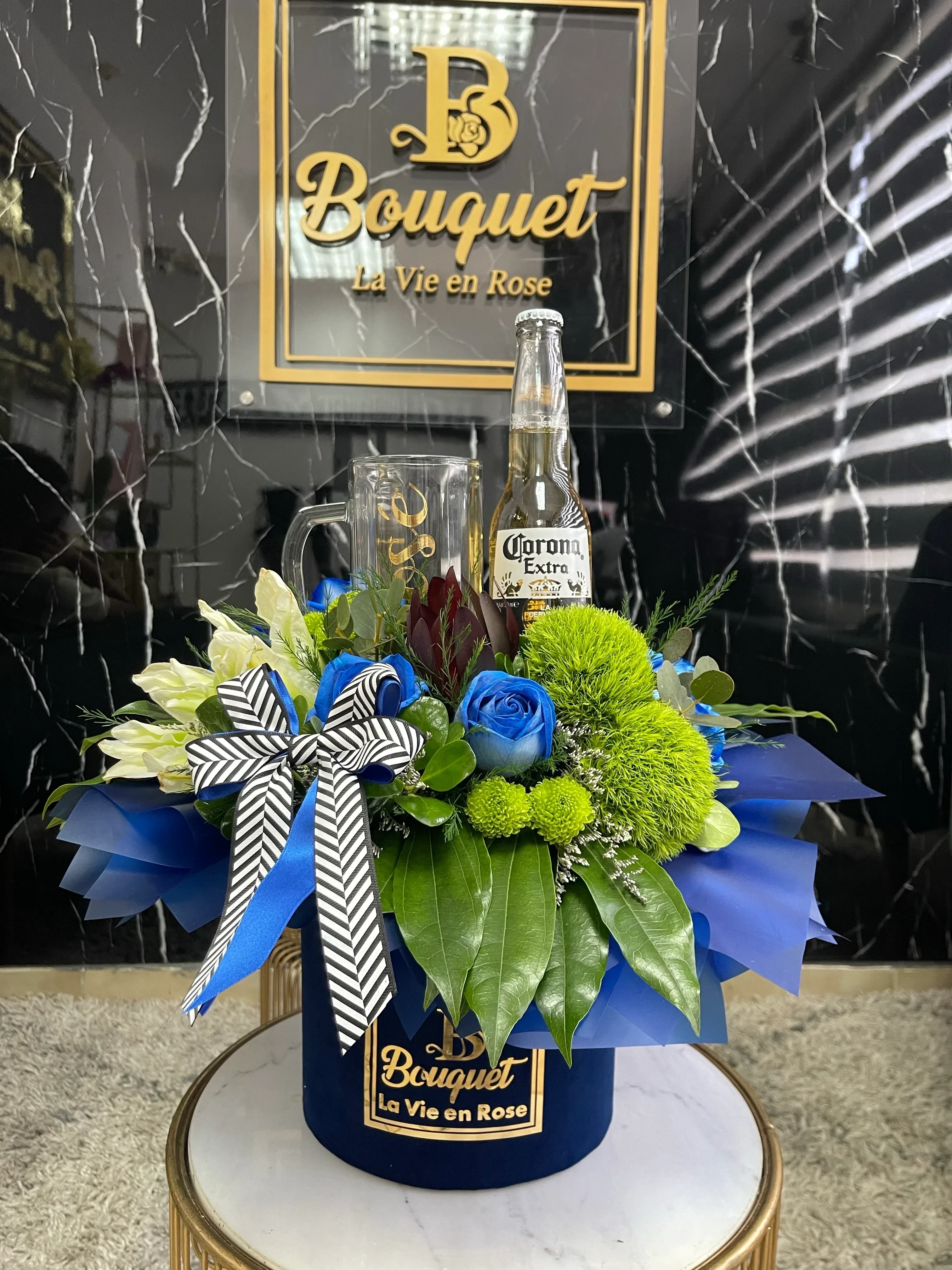 Bouquet mediano con rosas, cerveza y vaso 2
