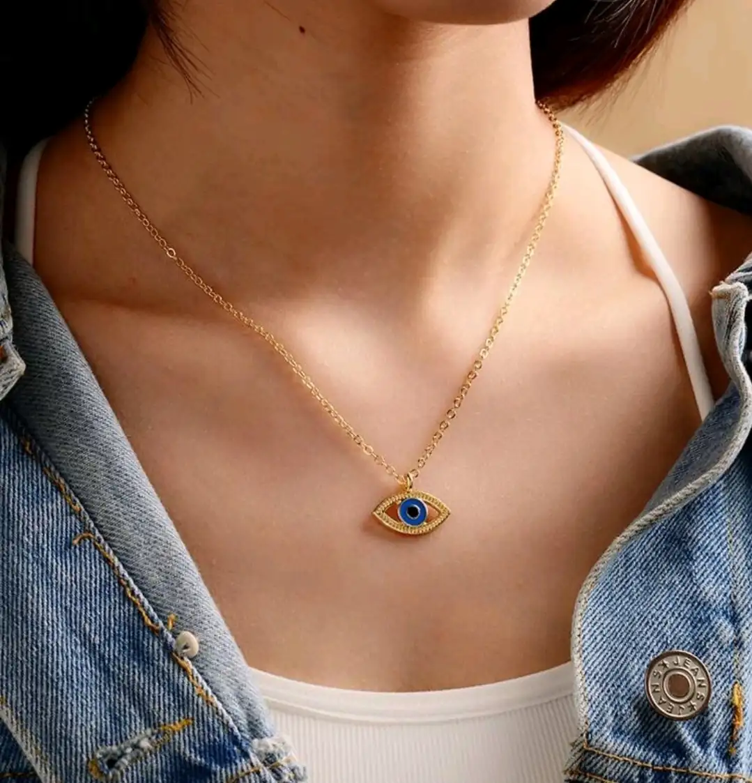 Cadena dorada con ojo