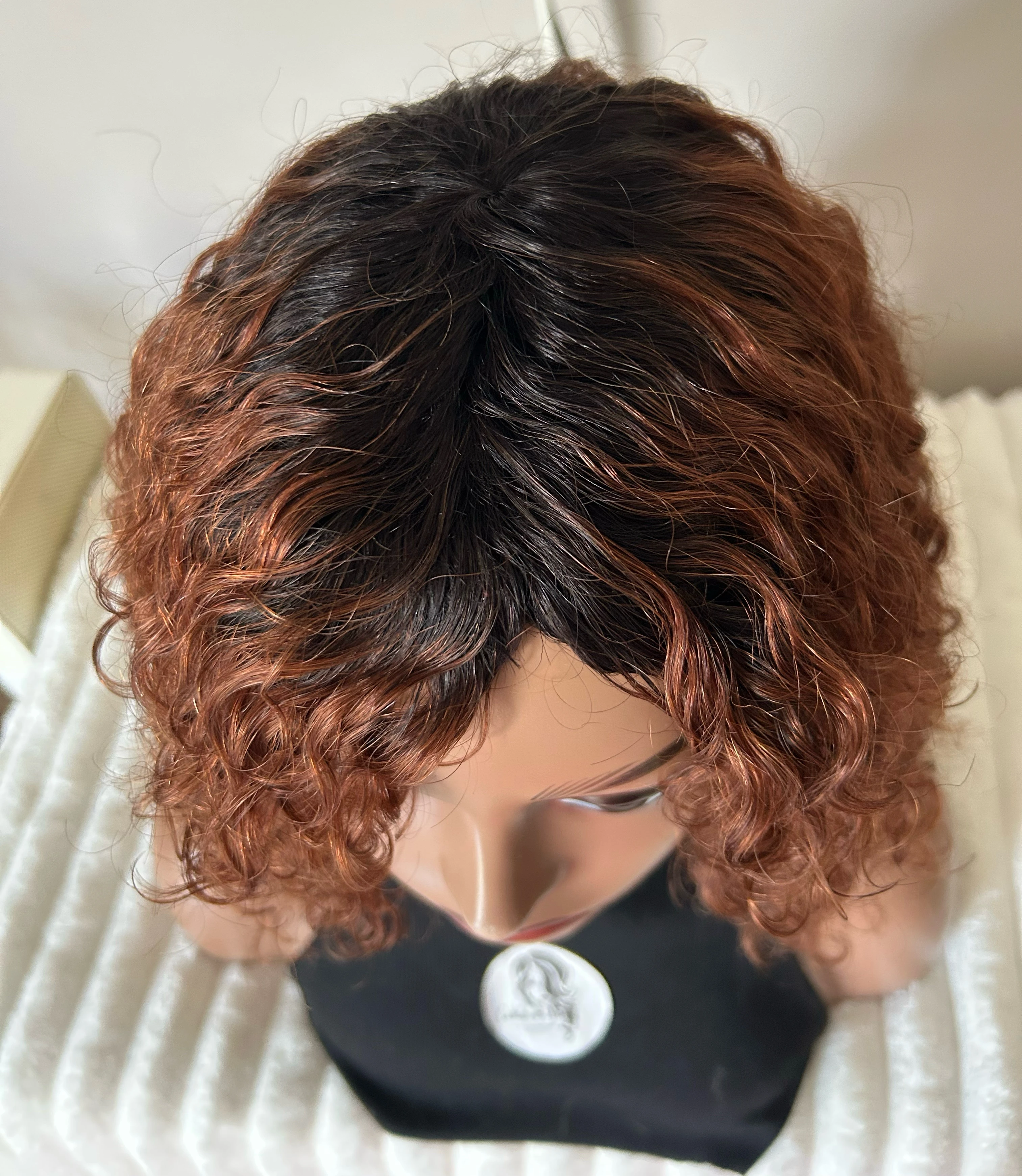 Pelucas Bob Rizadas Cortas de Color Marrón Rojizo, Peluca de Cabello Humano 100% Sin Pegamento con Flequillo, 12 Pulgadas Ondas de Agua Pelucas con Flequillo de Usar y Llevar 150% Densidad 6