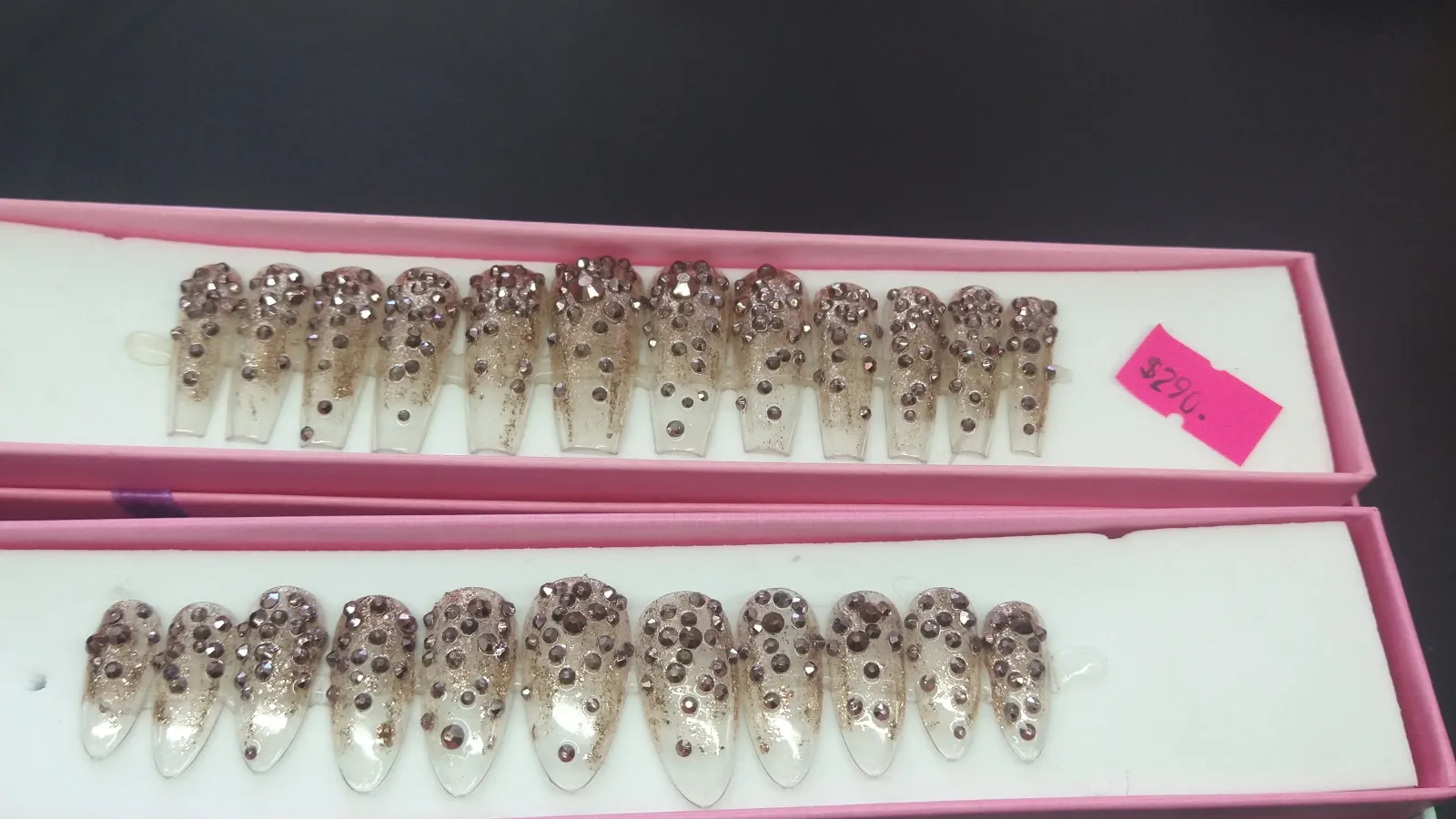 Uñas dorado con cafe