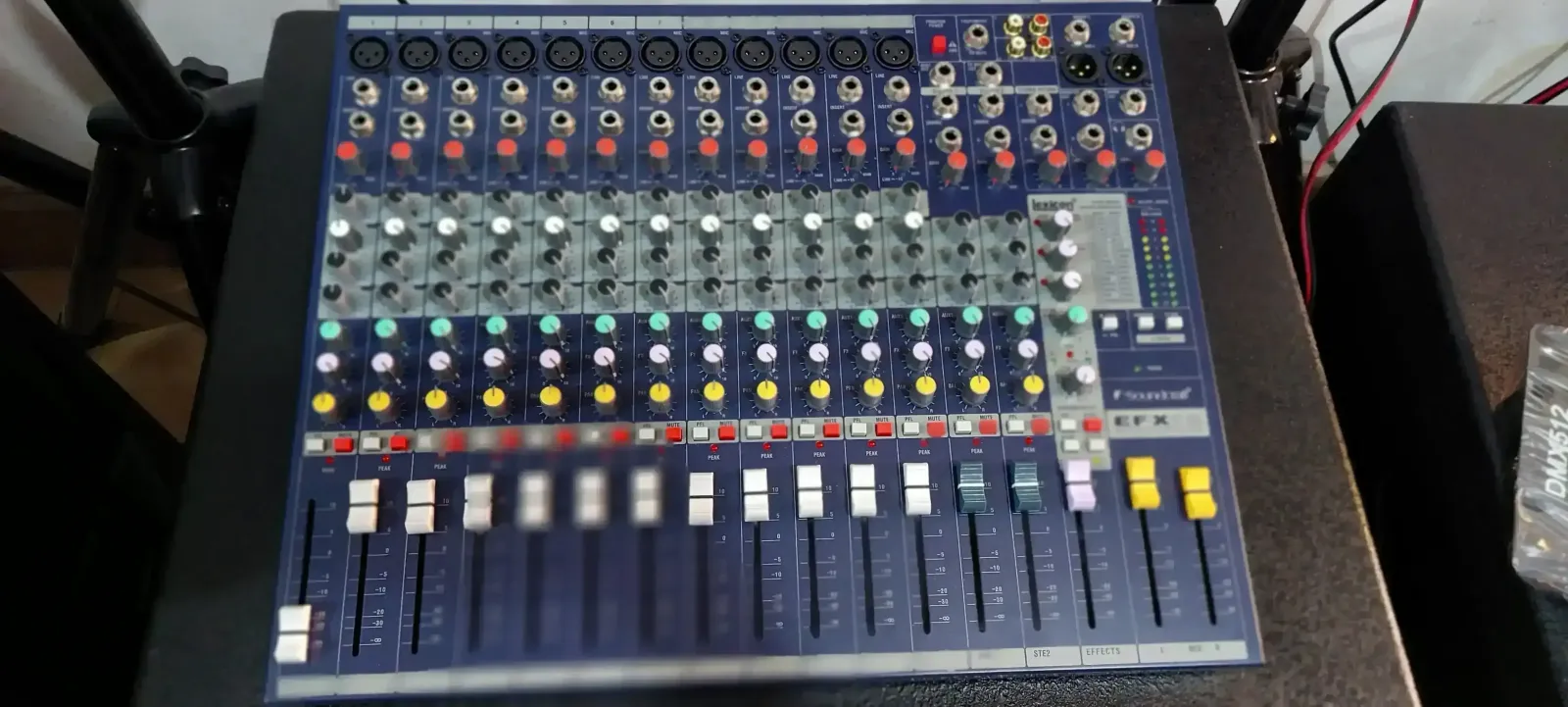 CONSOLA SOUNDCRAF DE 12 CANALES  3