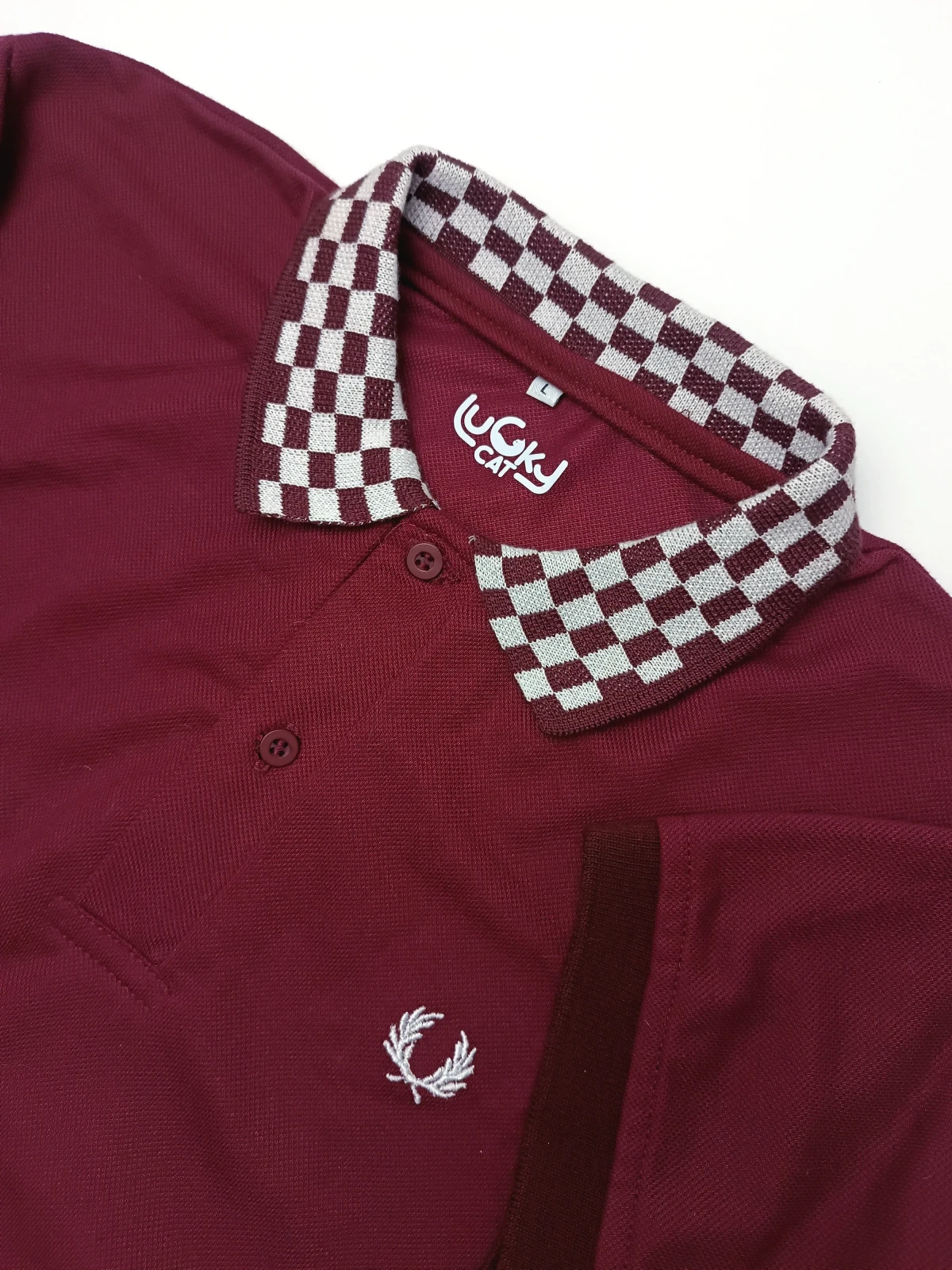 Camisa polo vinotinto con cuello de cuadros 