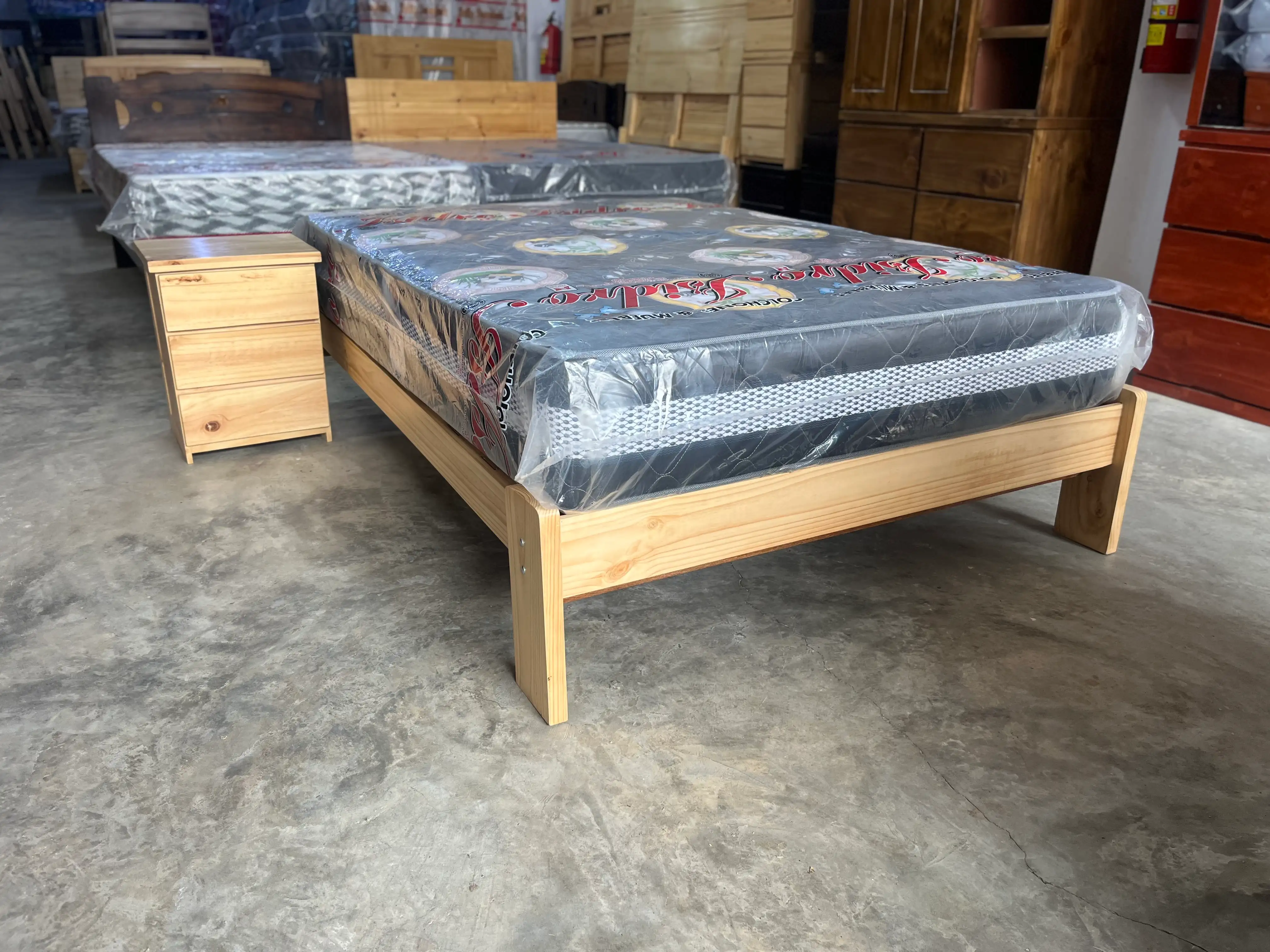 Oferta: tarima pino 2plz + Colchon 2plz con resortes + velador pino 