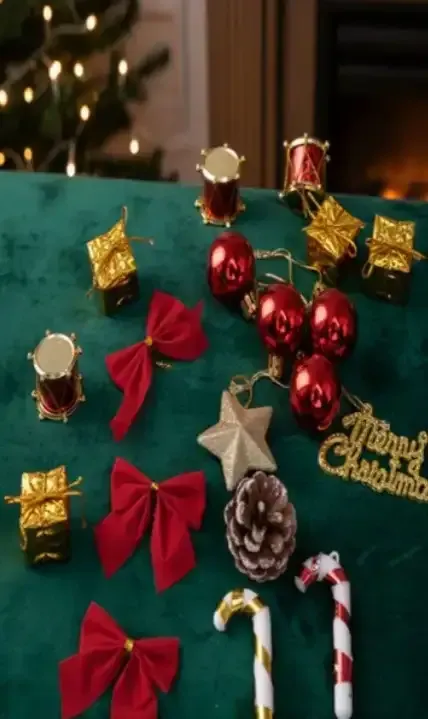 Adorno navideño 3cm 17 piezas dorado/rojo en caja de acetato 