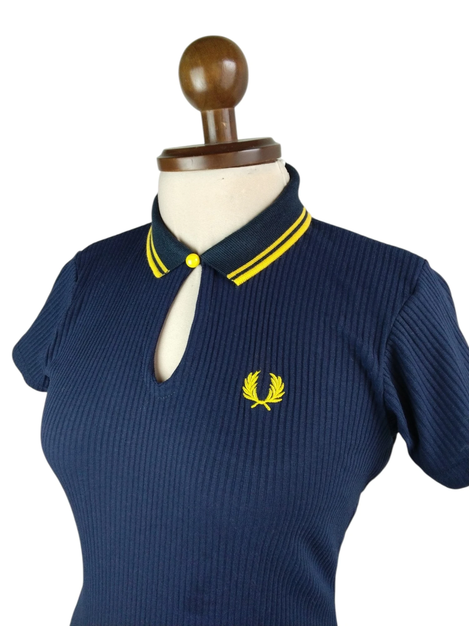Blusa azul en rib escote ojal 
